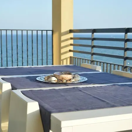 * Luxury Penthouse * Facing The Sea Wifi + Park شقة