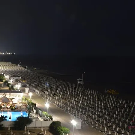 شقة * Luxury Penthouse * Facing The Sea Wifi + Park