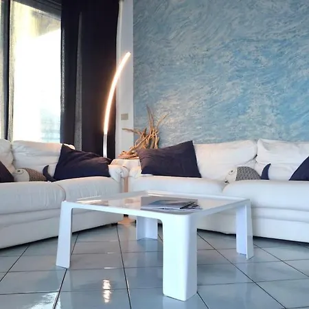 * Luxury Penthouse * Facing The Sea Wifi + Park شقة
